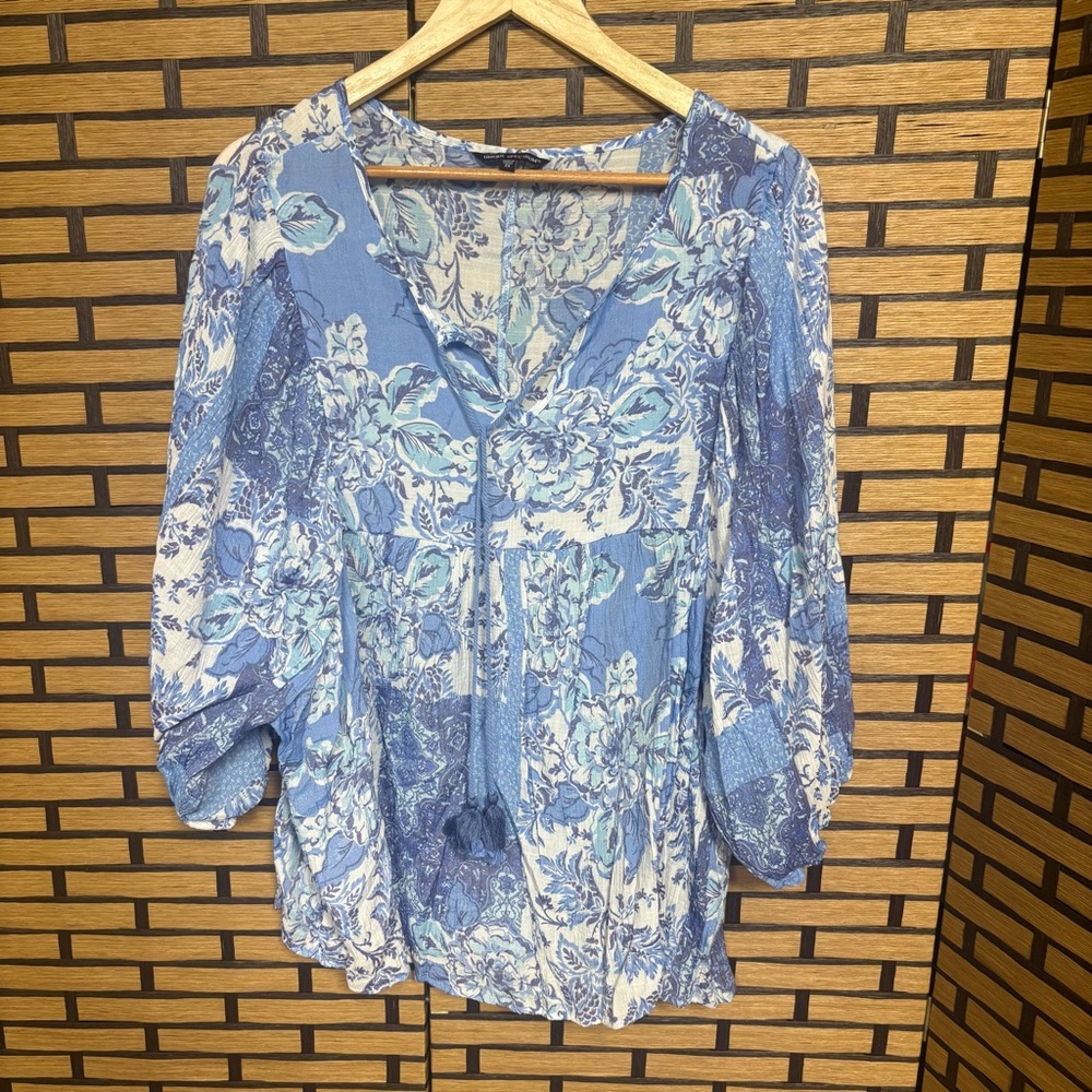 Unique Spectrum Blue And White Top Size 2X